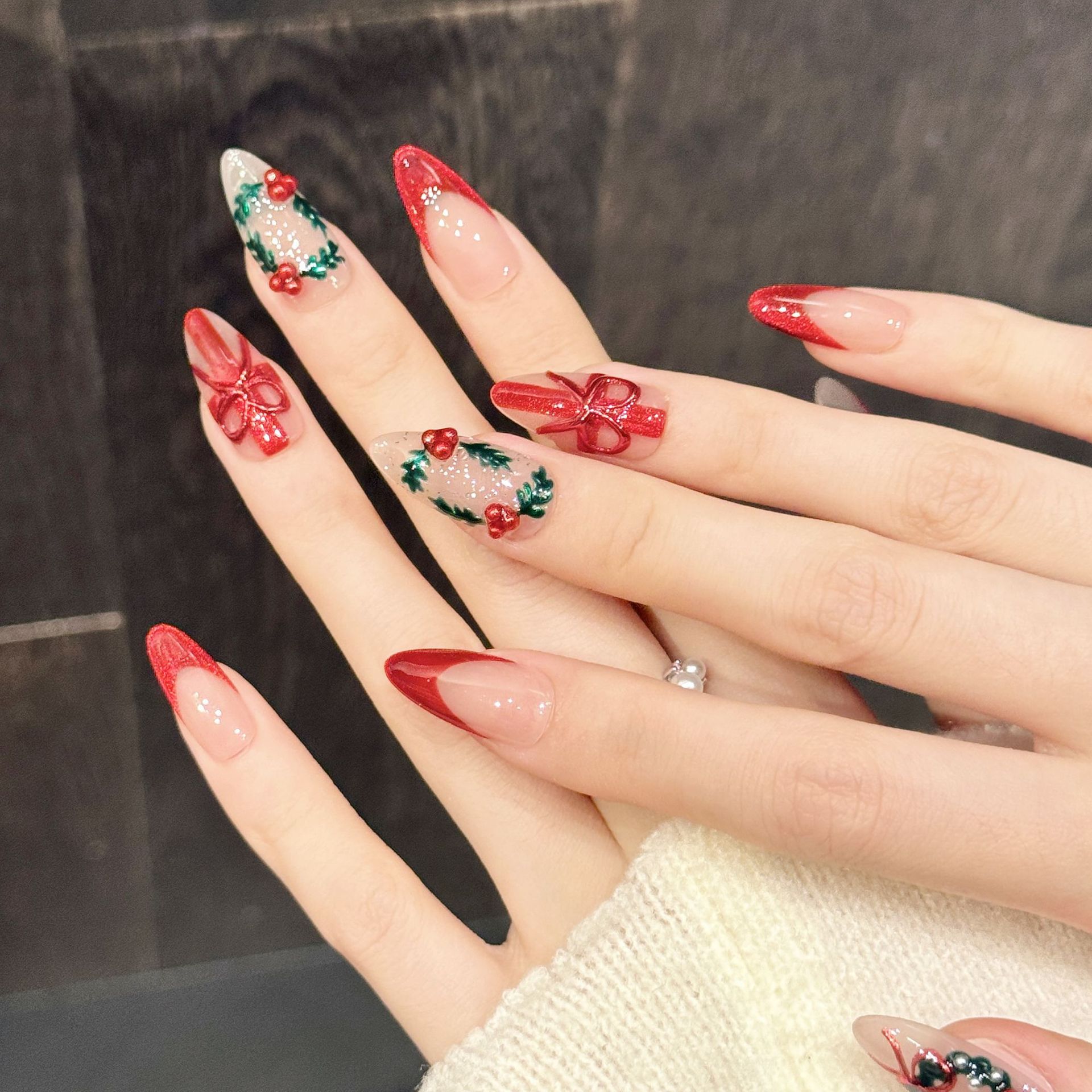 Nail Art Press On - เล็บปลอมสำเร็จรูปสีแดงนู้ดทรงอัลมอนด์ขนาดกลาง 10 ชิ้น ลายดอกไม้ประดับโบว์ สำหรับเทศกาลคริสต์มาส พร้อมอุปกรณ์ติดเล็บ
