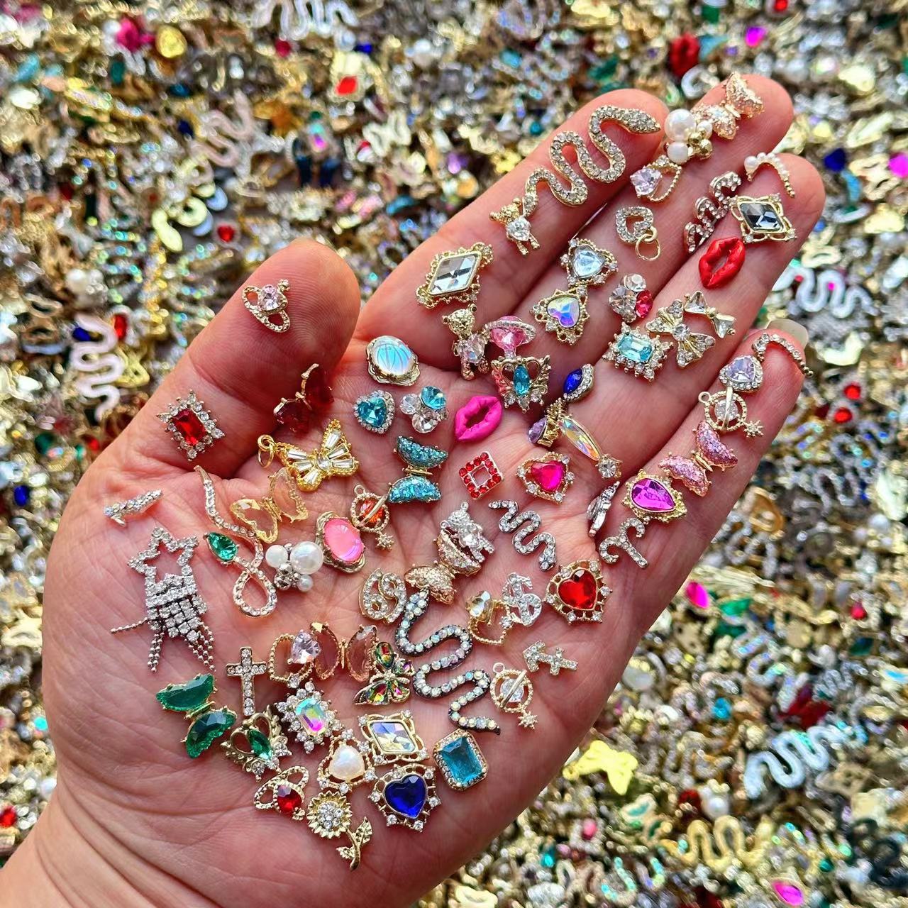 Nail Art Valentines Day - ชาร์มตกแต่งเล็บโลหะผสมแบบสุ่มหลากหลายรูปแบบ หรูหรา จำนวนมาก รูปผีเสื้อ/งู/หัวใจ/หมี คริสตัลตกแต่งเล็บสำหรับทำเล็บ DIY